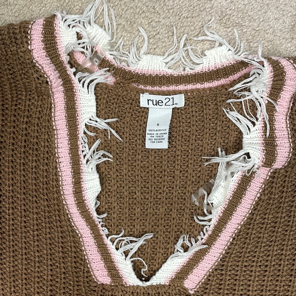 Long sleeve cropped sweater, size Small in Woman’s. 100% acrylic.
